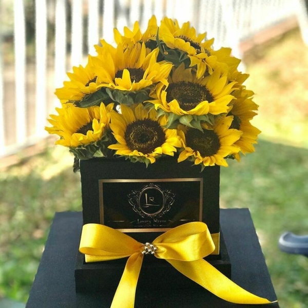 Caja Mediana de Girasoles – Floristería y Regalos Luxury Roses