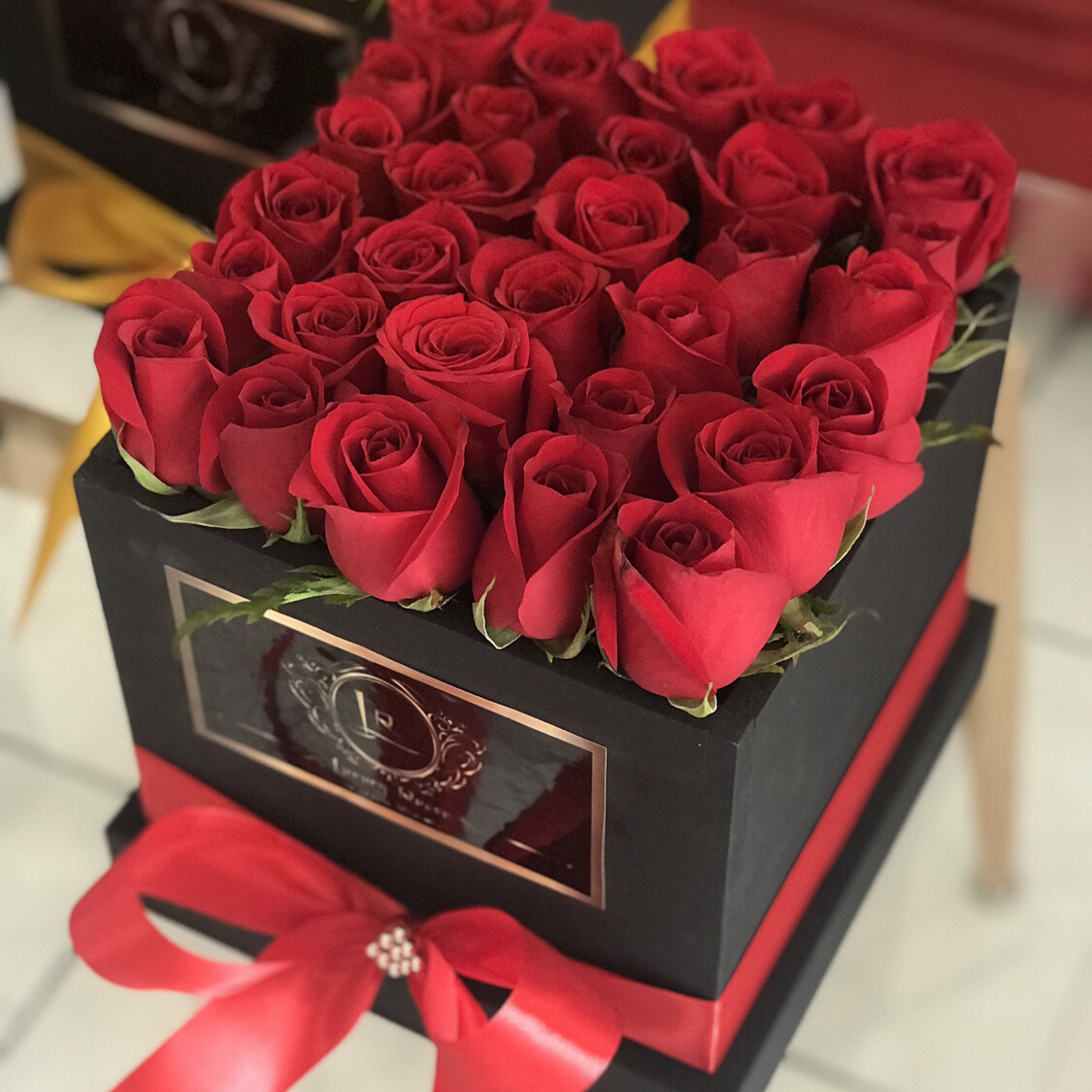 Caja de madera personalizada con fotos y rosas para San Valentín