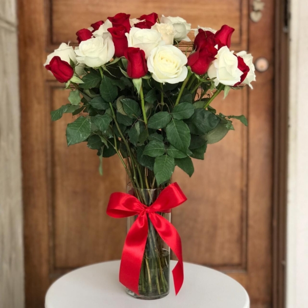 Jarrón de 30 Rosas Rojas y Blancas – Floristería y Regalos Luxury Roses