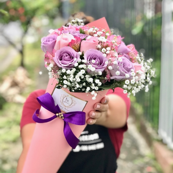 Cono de 16 Rosas Lilas y Rosadas – Floristería y Regalos Luxury Roses