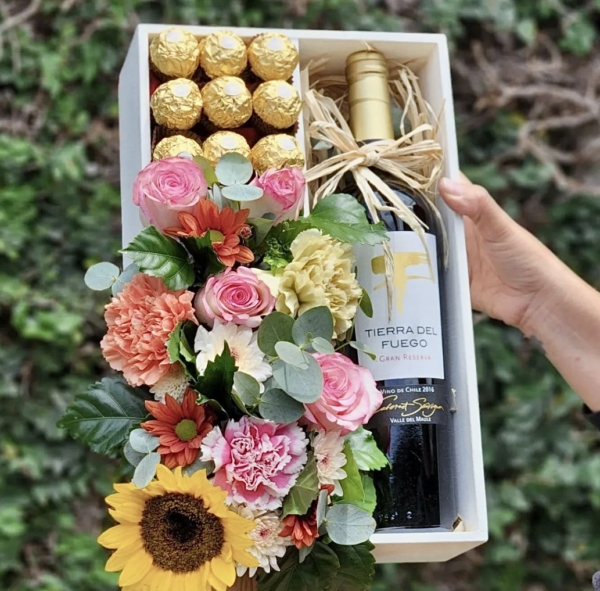 Bandeja Primaveral + Vino 750ML a Elección y Ferrero Rocher – Floristería y  Regalos Luxury Roses