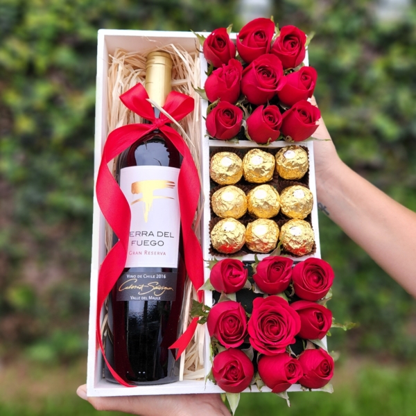 Bandeja con Rosas Rojas + Vino 750ML a Elección + Ferrero Rocher –  Floristería y Regalos Luxury Roses
