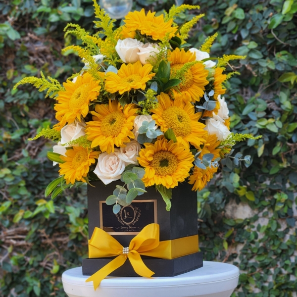 Caja Grande Girasoles y Rosas Blancas – Floristería y Regalos Luxury Roses